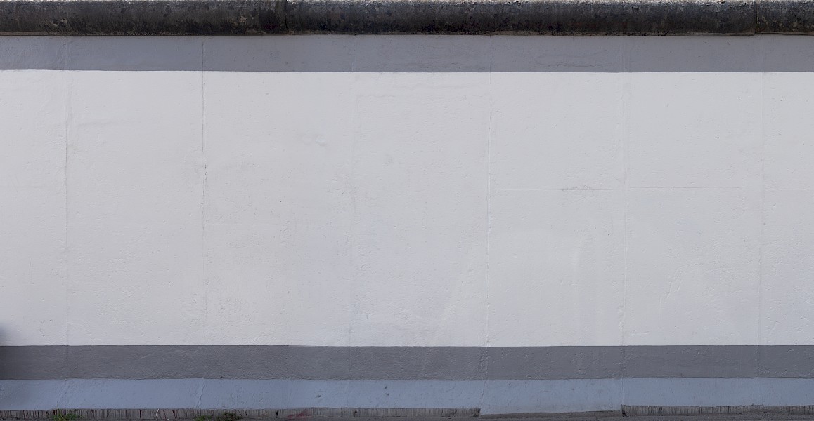East Side Gallery: Bodo Sperling, Die Transformation des Pentagram zum Friedensstern in einem großen Europa ohne Mauern, 2022 © photographer: Christian Coers