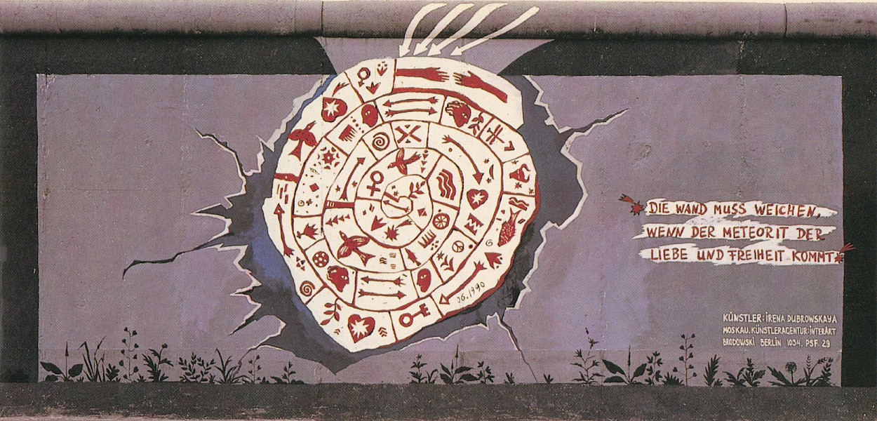 East Side Gallery: Irina Dubrowskaja, Die Wand muss weichen, wenn der Meteorit der Liebe kommt, 1990 © Stiftung Berliner Mauer, postcard