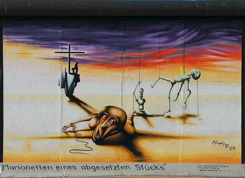 East Side Gallery: Marc Engel, Marionetten eines abgesetzten Stücks, 2009 © Stiftung Berliner Mauer, photographer: Günther Schaefer