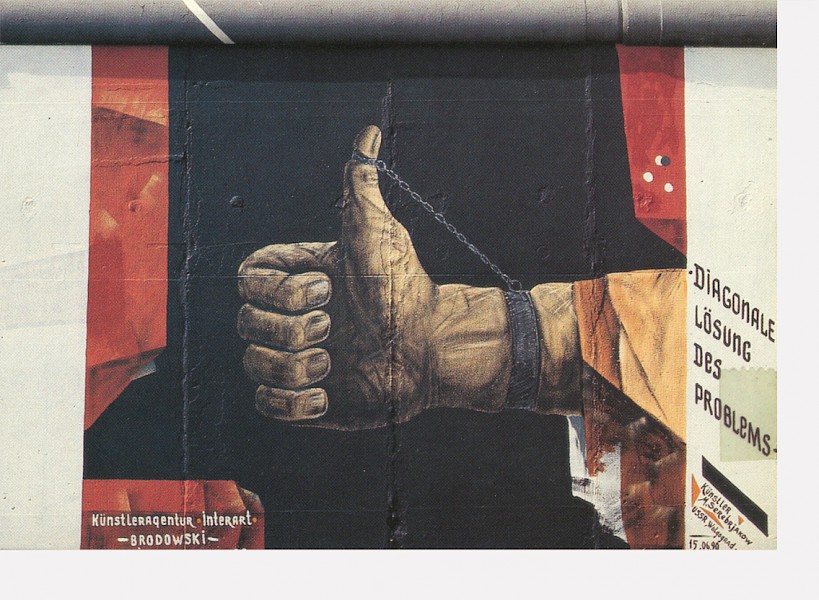 East Side Gallery: Michail Serebrjakow, Diagonale Lösung des Problems, 1990 © Stiftung Berliner Mauer, postcard