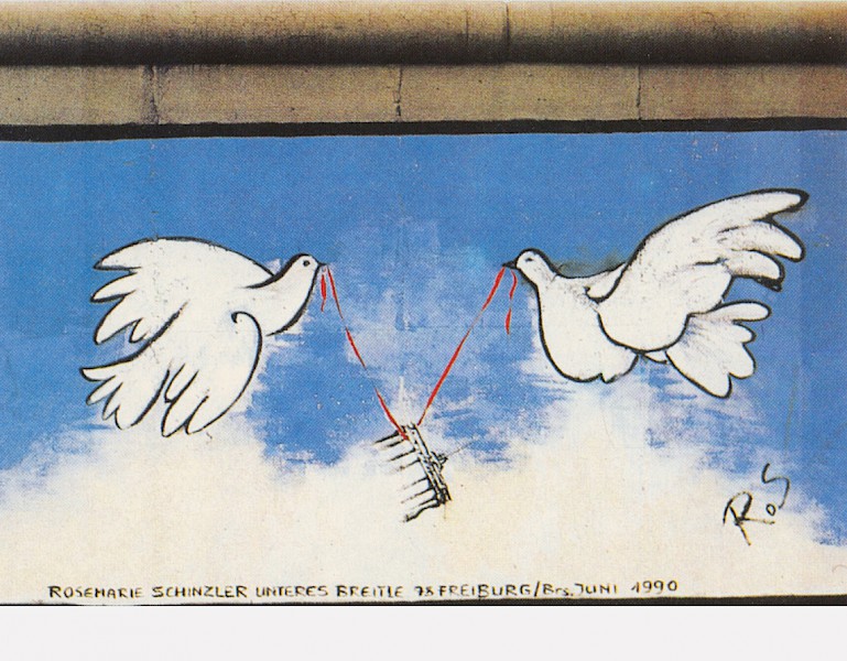 East Side Gallery: Rosemarie Schinzler, Alles offen, 1990 © Stiftung Berliner Mauer, postcard