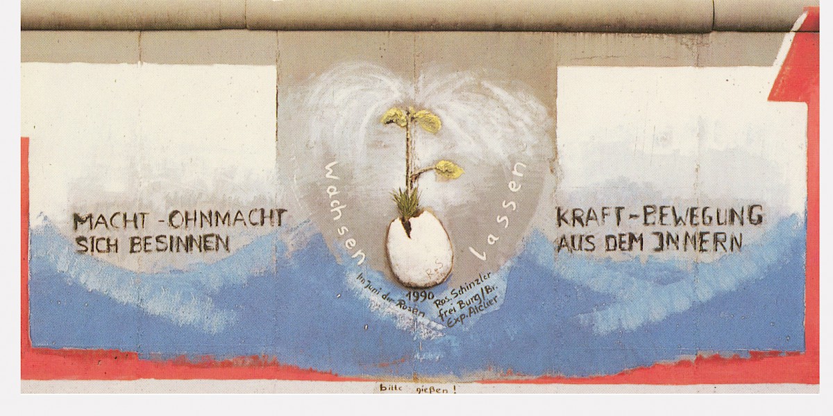 East Side Gallery: Rosemarie Schinzler, Wachsen lassen, 1990 © Stiftung Berliner Mauer, postcard