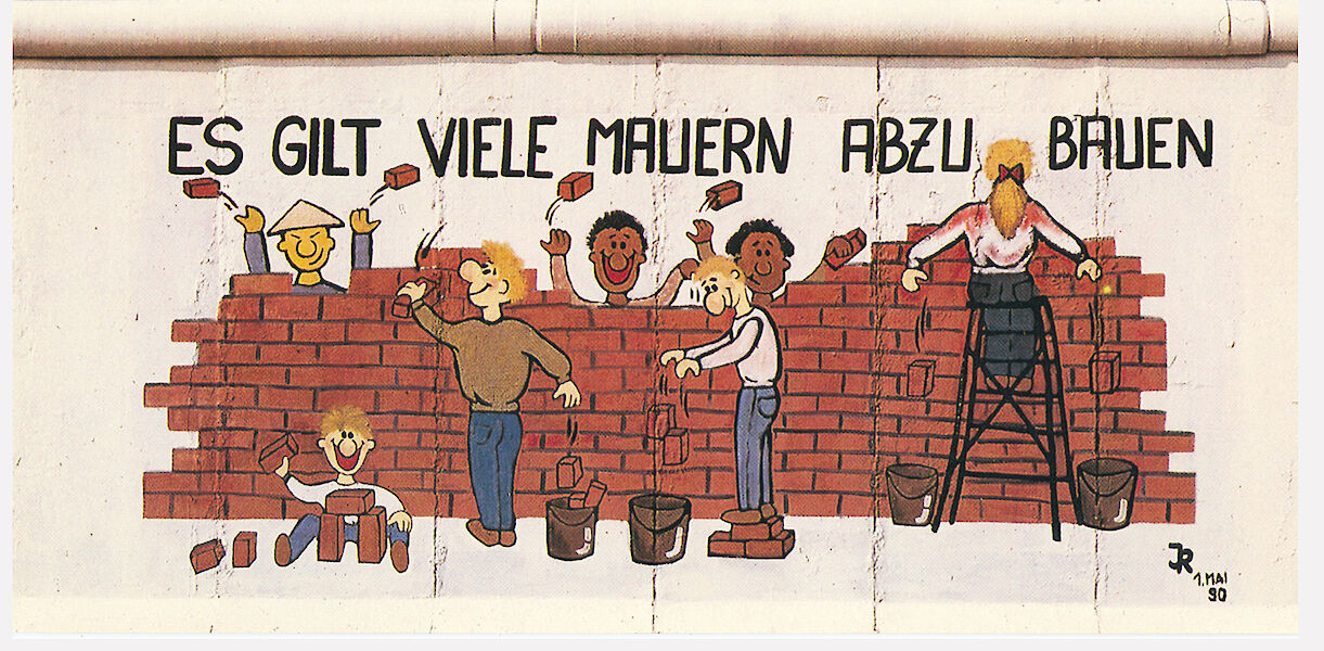 East Side Gallery: Ines Bayer and Raik Hönemann, Es gilt viele Mauern abzubauen, 1990 © Stiftung Berliner Mauer, postcard