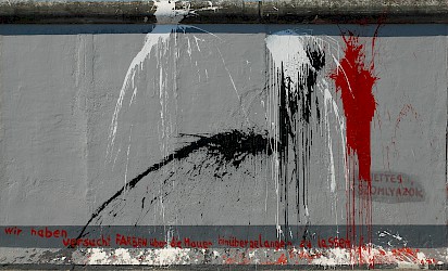 East Side Gallery: Stellvertretende Durstende, Wir haben versucht, Farben über die Mauer hinübergelangen zu lassen, 2009 © Stiftung Berliner Mauer, photographer: Günther Schaefer
