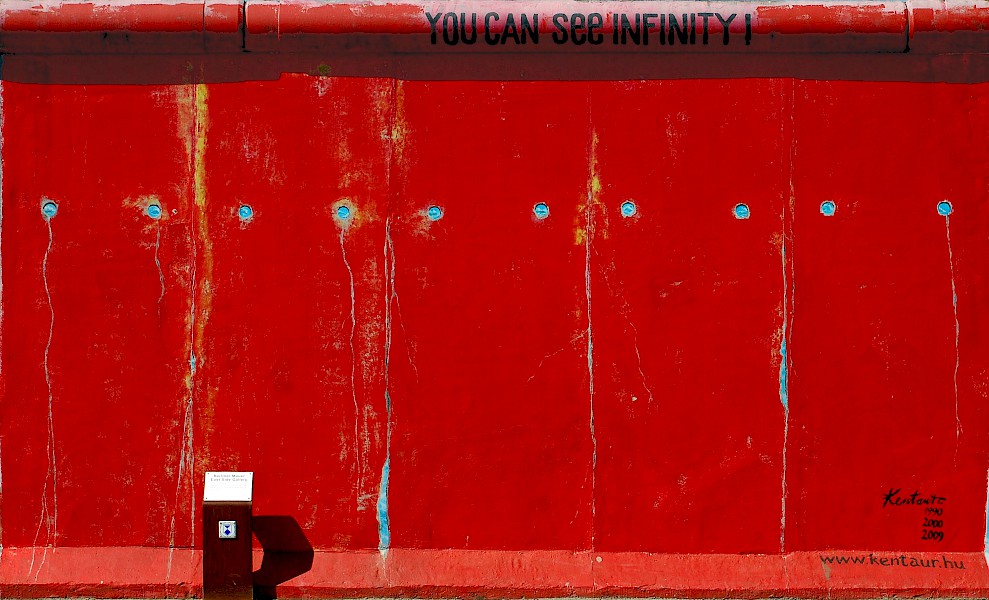East Side Gallery: László Erkel, You can see infinity, 2009 © Stiftung Berliner Mauer, photographer: Günther Schaefer