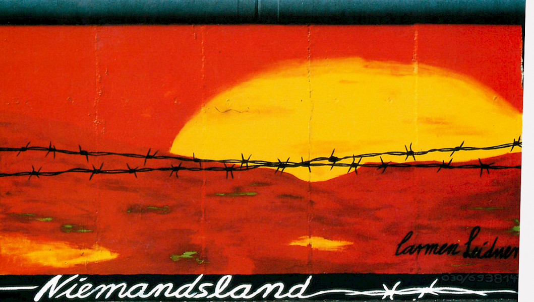 East Side Gallery: Carmen Leidner-Heidrich, Niemandsland, 1990 © Stiftung Berliner Mauer, postcard