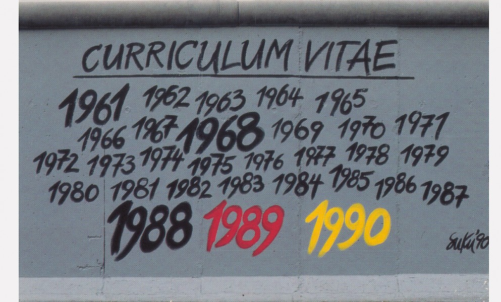East Side Gallery: Susanne Kunjappu-Jellinek, Curriculum Vitae, 1990 © Stiftung Berliner Mauer, postcard