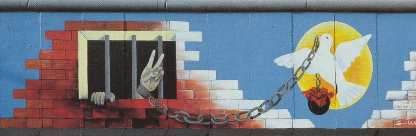 East Side Gallery: Andrej Smolák, Amnesty International in der DDR, 1990 © Stiftung Berliner Mauer, postcard