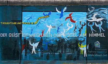 East Side Gallery: Ingeborg Blumenthal, Der Geist ist wie die Spuren der Vögel am Himmel, 2009 © Stiftung Berliner Mauer, photographer: Günther Schaefer