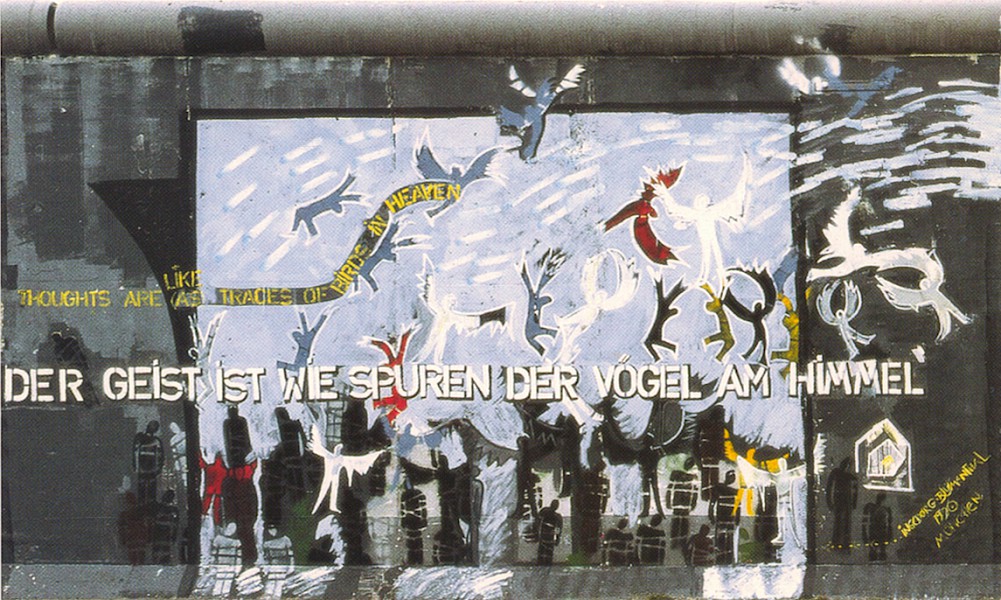 East Side Gallery: Ingeborg Blumenthal, Der Geist ist wie die Spuren der Vögel am Himmel, 1990 © Stiftung Berliner Mauer, postcard