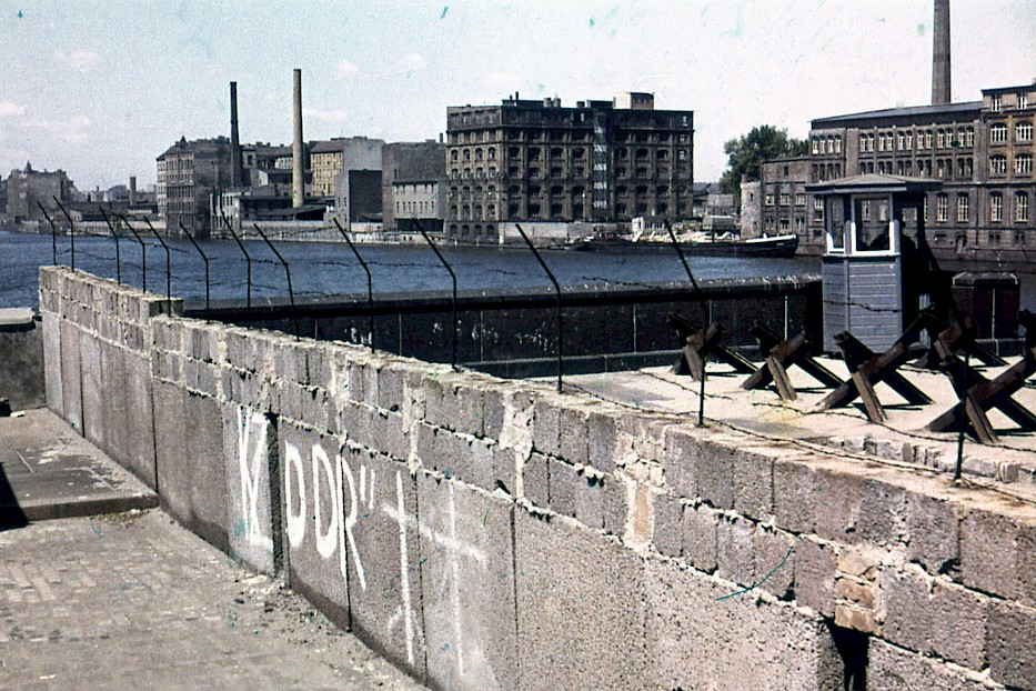 This photo by an onlooker shows the houses on Mühlenstraße, with the Oberbaumbrücke already cordoned off, 1963
