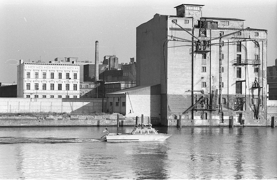 A patrol boat manned by GDR border guards in front of the mill storehouse, 1980