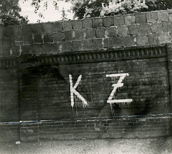 “KZ DDR” (GDR concentration camp) painted on the West Berlin side of the Wall on Liesenstraße, Berlin-Wedding, 1961/1962