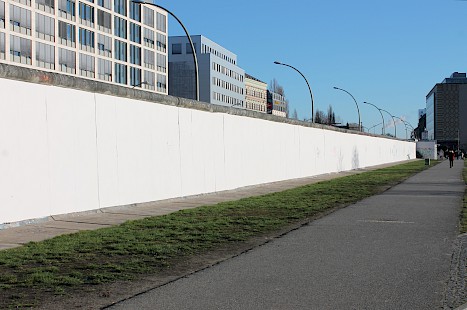 The back of the East Side Gallery was painted white in 2009 to resemble the Berlin Wall in the GDR, the back of which was painted white so that border guards could more easily detect movement within the border grounds.