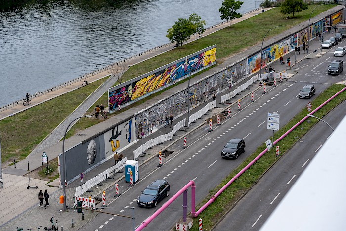 The relocation of Wjatscheslaw Schljachow’s painting "The Masks," the largest removed section of Wall, drew little public protest. The Anschutz Entertainment Group moved the 40-piece section of the Wall to the park to make way for its boating dock in 2006.