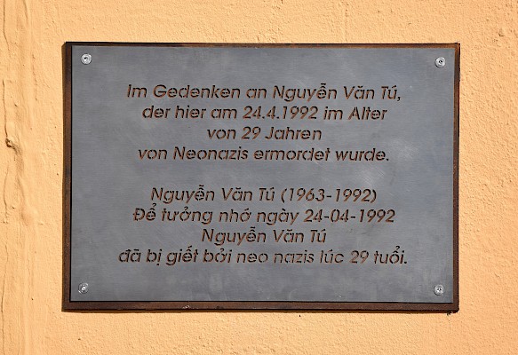 Memorial plaque for Ngyuễen Văn Thú, who was murdered in Berlin-Marzahn in 1992, 2021
