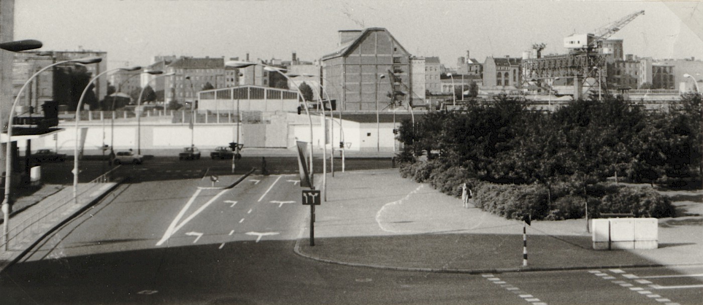 The Wall on Mühlenstraße, as seen from Ostbahnhof, 1984. Photographing the Wall in the GDR was illegal. Gerd Rücker took these pictures secretly. West Berlin can be seen on the other side of the border facilities.