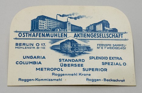 The Dahlem collection contains a dough scraper that was given to Berlin bakeries as a promotional product of the Osthafen Mill Company.