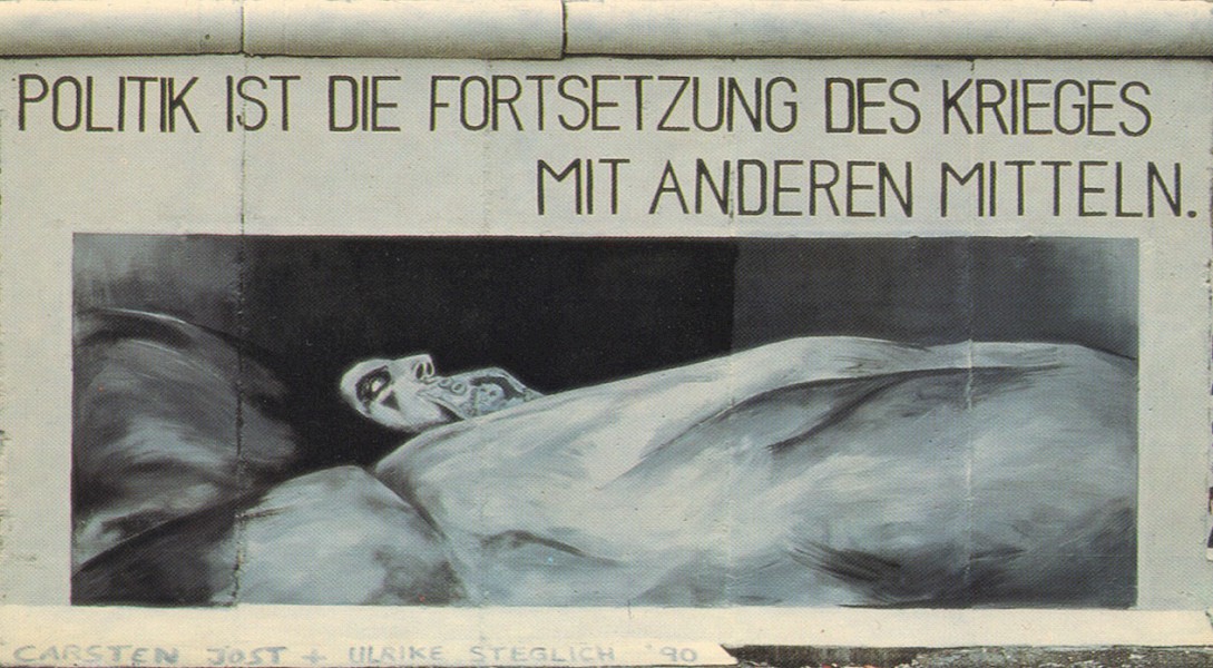 Carsten Jost and Ulrike Steglich, Politik ist die Fortsetzung des Krieges mit anderen Mitteln, 1990 © Stiftung Berliner Mauer, postcard