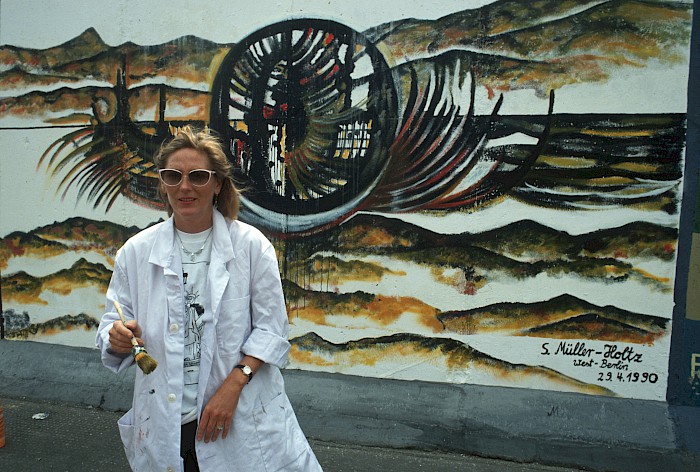 Siegrid Müller-Holtz in front of her painting on the Wall, 1990