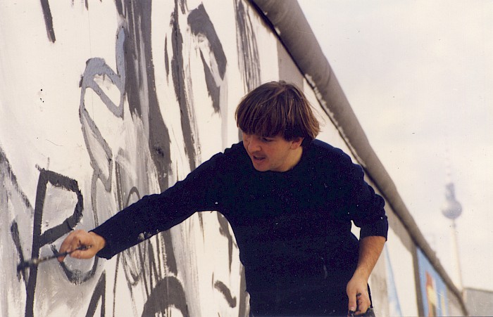 Ignasi Blanch painting on the Berlin Wall, 1990