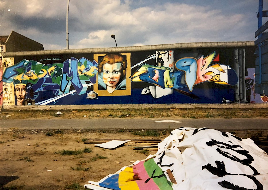 Graffiti by Loomit and Amok in the West Side Gallery, 1992
