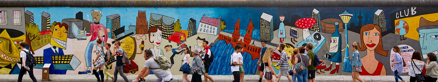 Top: Jim Avignon’s painting of 1990 in the East Side Gallery / Below: The 2013 version