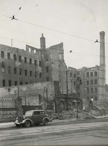 In 1954 buildings still stood along the Spree side of Mühlenstraße despite extensive war damage