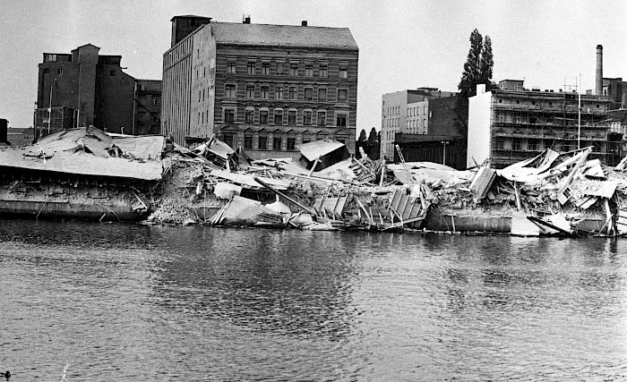 In 1976 all the buildings on the riverbank apart from the storehouse were torn down