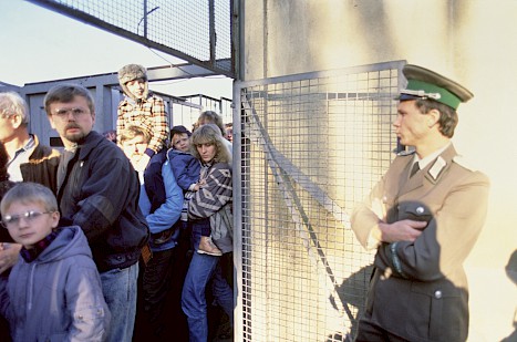 Border crossing point at Oberbaumbrücke, 10 November 1989