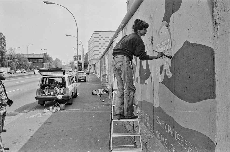 Ursula Wünsch at the East Side Gallery, 1990