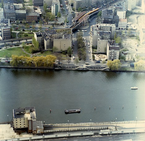 Ministry of State Security aerial view of the border area at Oberbaumbrücke, right: the small gatehouse with two entrances, left: the granary, after 1977