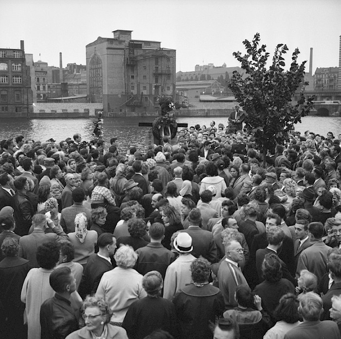 Commemoration ceremony for Udo Düllick on 9 October 1961 at the riverbank in West Berlin