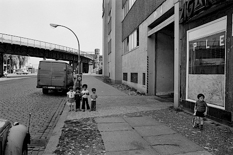 Children on the corner of Falkensteinstraße and Oberbaumstraße, 1979