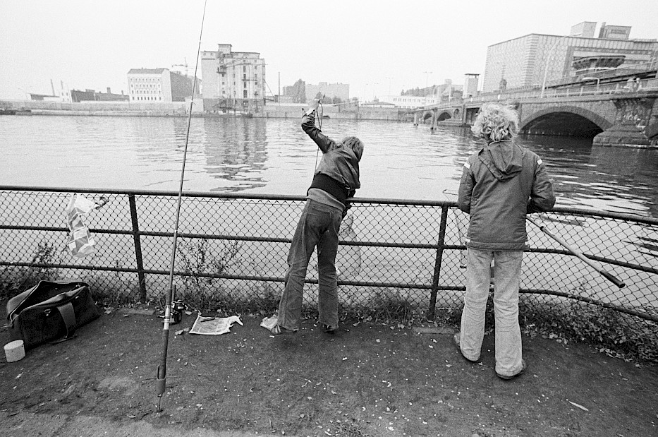 Young people fishing in the Spree in the 1970s