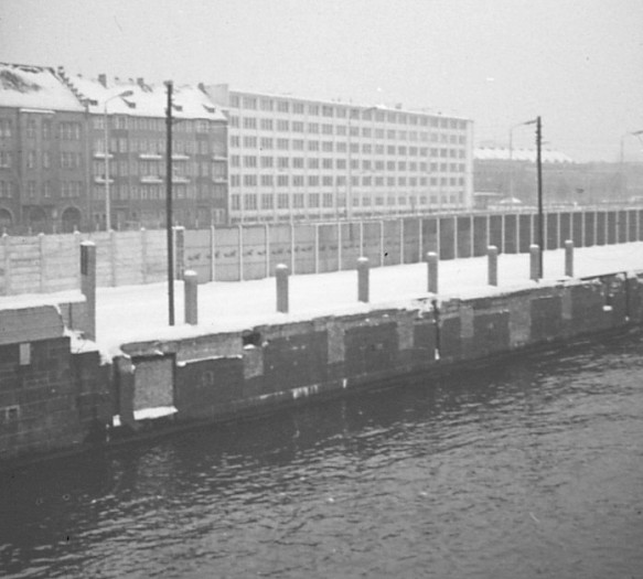 This photo, taken by the border guard Wolfgang Böttger in ca. 1968, shows the back of the inner wall. Visible on the water’s edge are remnants of buildings that had once stood there and which had been integrated into the riverbank fortifications.