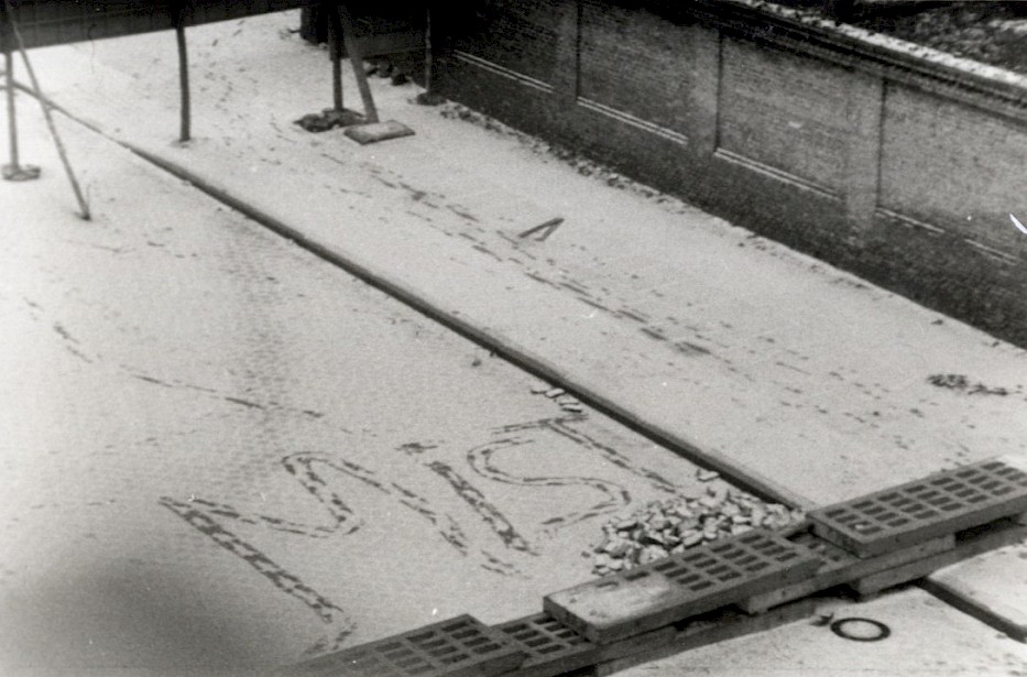 Before 1989, it was virtually impossible to paint the border wall in East Berlin. The Wall was heavily guarded and anyone who tried to paint it would have been arrested. People found other ways to protest against the Wall, for example by writing in the snow, as was done on Bernauer Straße in January 1962.