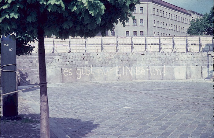 Protesting Berlin’s division on the west side of the Wall at the corner of Bernauer Straße and Schwedter Straße in Berlin-Wedding, 1962