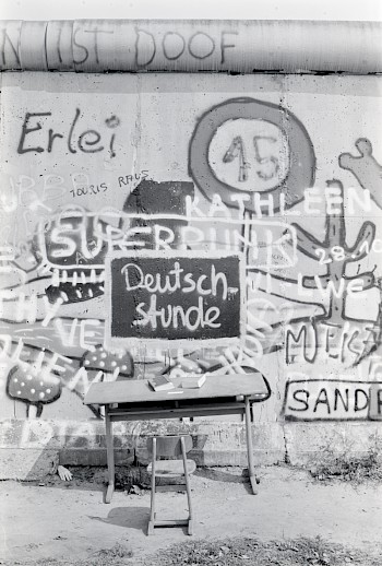 Wall artists also experimented with the idea of the Wall as an object: a school desk and chair placed at the Wall—as if it were a blackboard—at Potsdamer Platz in 1986.