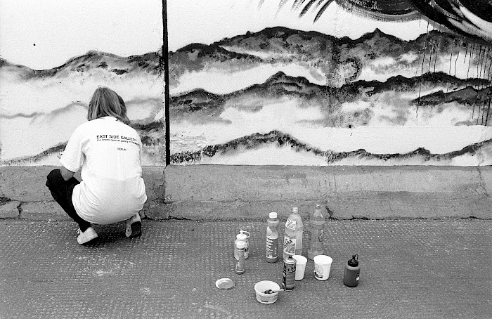 Sigrid Müller-Holtz painting at the East Side Gallery, 1990