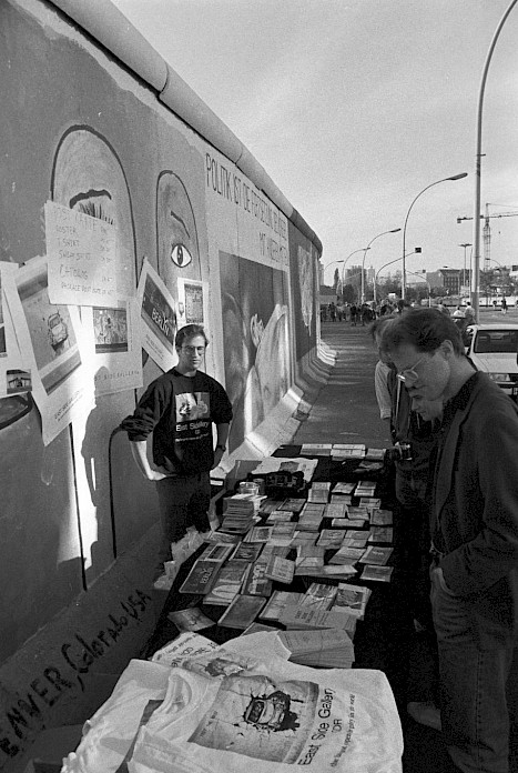 In 1990, Wuva organized the sale of t-shirts and other souvenirs at the East Side Gallery.