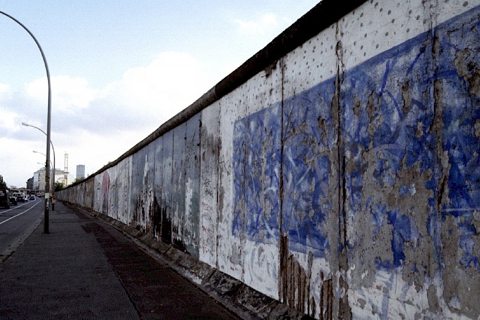 A view of the East Side Gallery in 2004