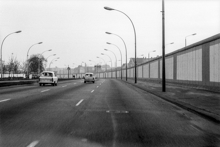 By December 1989, the inner-German border had been opened, but Mühlenstraße was still an empty thoroughfare – framed on one side by the gray border wall and, on the other, by the walls of businesses and factories.