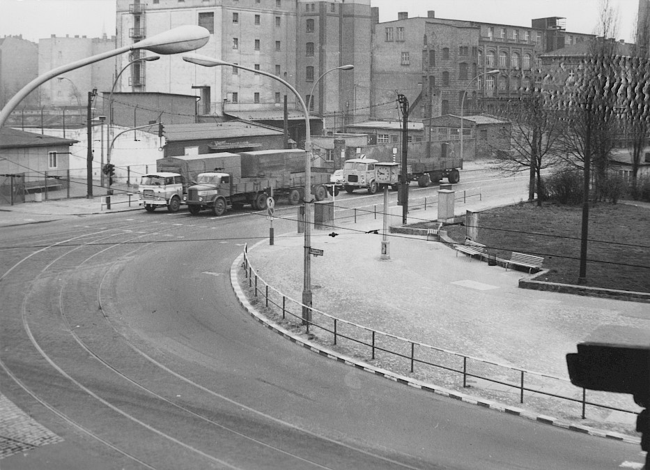 In 1972, Mühlenstraße was still characterized by buildings and road traffic, not by the border fortifications.