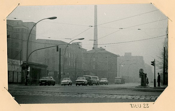 This photo shows Mühlenstraße prior to the expansion of the street and border wall in 1977. The street, still lined with buildings on the bank of the Spree, looks the same as it did before the war.
