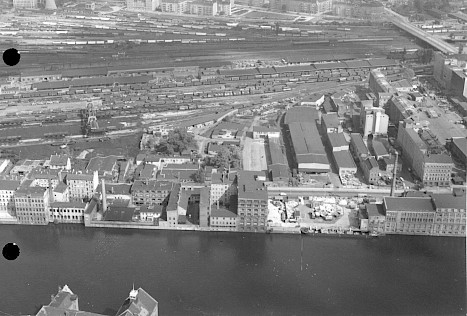 Only a few photographs exist that show the buildings that once stood on Mühlenstraße. These buildings are still clearly visible in this aerial photograph taken by the U.S. Army in the 1960s.