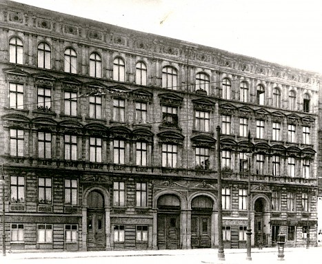 The Eduard Müller House at Mühlenstraße no. 60. The war-damaged house was demolished after 1945.