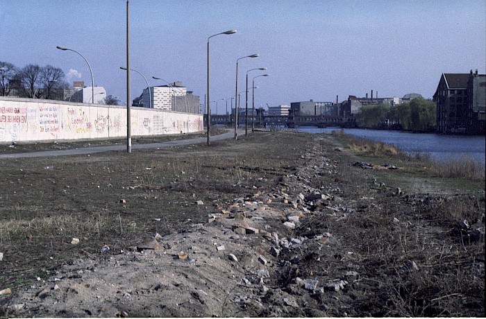 In April 1991, the area behind the East Side Gallery was still largely vacant and unused.
