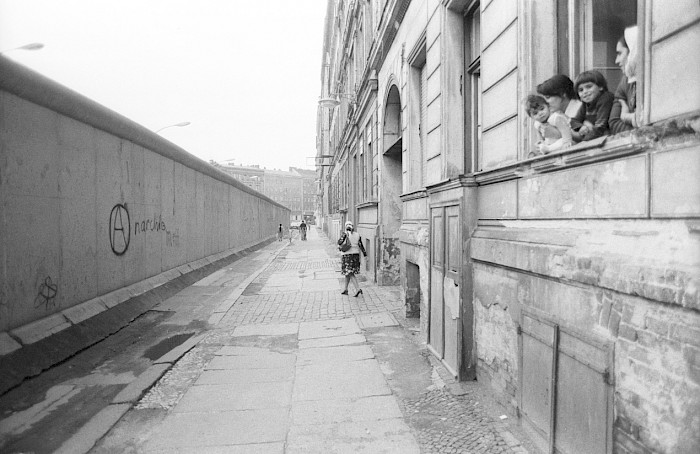 The border wall was a part of everyday life in Kreuzberg, as seen here on Sebastianstraße in a photo from 1978.