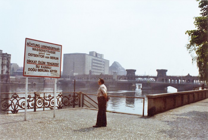 In 1980, a multilingual sign on the Kreuzberg riverbank warned of the danger posed by the Spree water border.